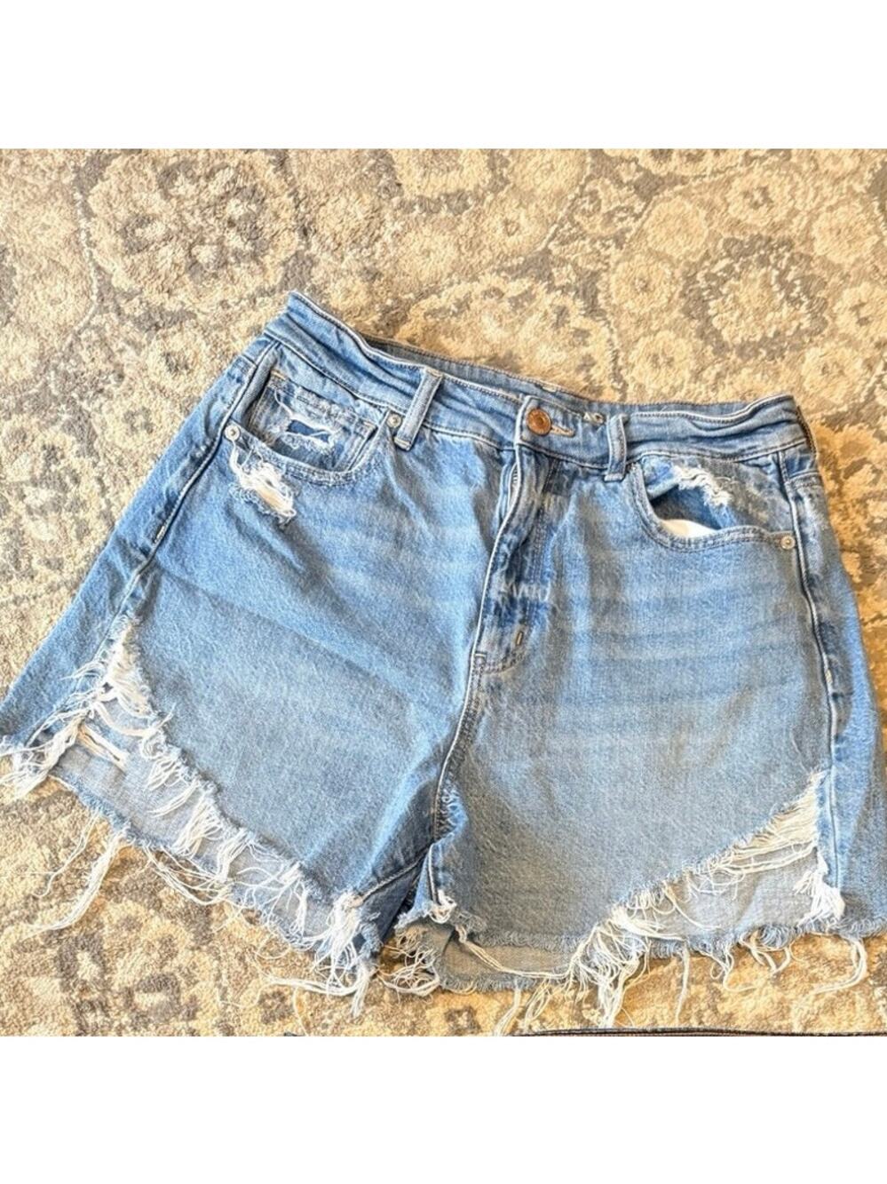 American Eagle Highest Rise Mom Short Distressed Light Wash Denim Womens Size 10